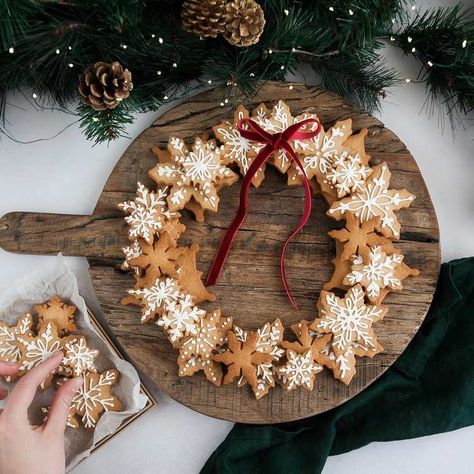 Edible Wreath, Baking Kits, Personalised Biscuits, Wreath Cookies, Christmas Cookies Gift, Christmas Biscuits, Snowflake Wreath, Gateaux Cake, Christmas Sweets