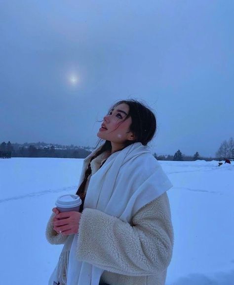 Mode Au Ski, Snow Photoshoot, Cold Girl, Winter Princess, Winter Instagram, Snow Pictures, Snow Girl, Winter Photoshoot, Winter Inspo