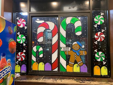 Decorate School Doors For Christmas, Gingerbread Windows Ideas, Christmas Window Painting Gingerbread, Candy Cane Window Painting, Windows Christmas Painting, Daycare Window Painting, Easy Window Painting Ideas Christmas, Winter Wonderland Window Painting, Gingerbread Window Painting