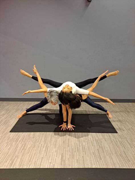 Three People Yoga Poses, Yoga Poses For 4 People, 3 Person Yoga, Acro Yoga Poses, Yoga Challenge Poses, Group Yoga, Acro Yoga, Yoga Challenge, Yoga Poses