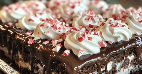 Christmas Chocolate Mint Poke Cake Chocolate Mint Poke Cake, Mint Poke Cake, Peppermint Poke Cake, Christmas Poke Cake, Pudding Poke Cake, Christmas Meals, Box Chocolate, Festive Desserts, Chocolate Mint