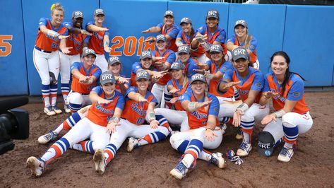 Florida Softball, Aesthetic Softball, Gators Softball, Softball Aesthetic, Softball Pictures Poses, Florida Gators Softball, Softball Photography, Softball Things, Softball Girls