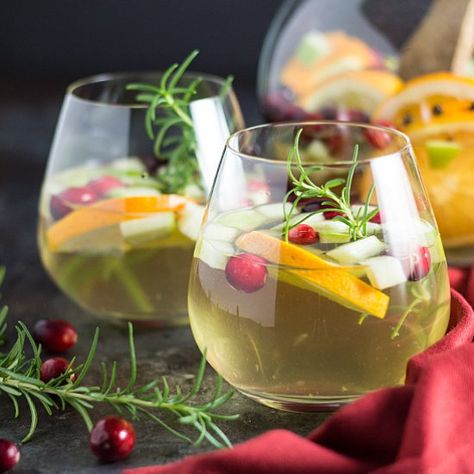 Pinot grigio with cranberries, orange slices, fruits and herbs is the absolute perfect holiday sangria! Holiday Sangria Recipes, Party Nibbles, Holiday Sangria, Christmas Sangria, Rum Cocktail Recipes, Hosting Ideas, White Sangria, Holiday Punch, Christmas Drink