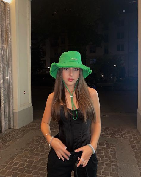 Jacquemus Hat Outfit, Jacquemus Hat, Hat Outfit, Brunette Balayage Hair, Balayage Brunette, Outfits With Hats, Balayage Hair, Girly Photography, Elegant Woman