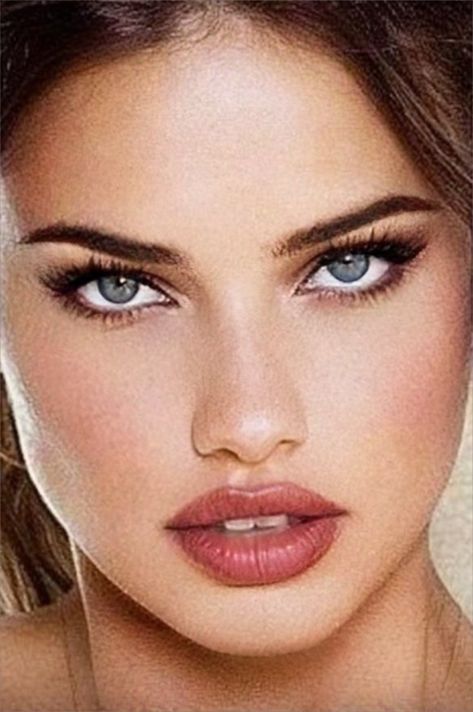 Adriana Lima Morph, Adriana Lima Eyes, Adrian Lima, Adriana Lima Style, Vintage Makeup Looks, Natural Glam Makeup, Beauty Procedures, Glam Photoshoot, Crazy Makeup