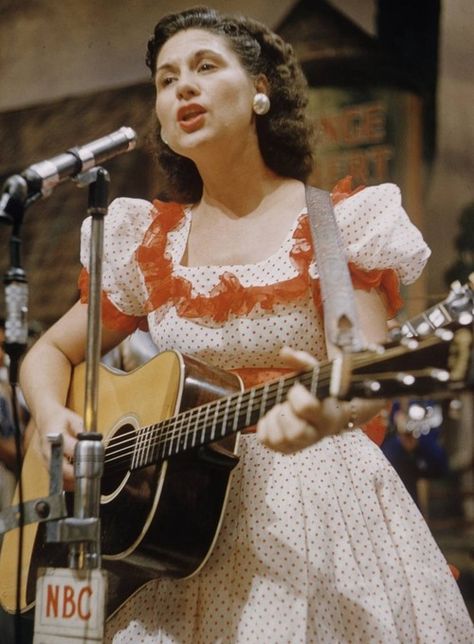 In 1976, Kitty Wells was inducted into the Country Music Hall of Fame. Michael McCall, writer and editor at the Country Music Hall of Fame and Museum, said Wells' importance to the emergence of women singing hit records "cannot be overstated."  She opened the doors for everybody that came after her," McCall said. "It was just a huge shift in how things were perceived. It was so important that it happened."   Wells was inducted into the Grammy Hall of Fame in 1991. Grand Old Opry, Guitar And Singing, Kitty Wells, Country Western Singers, Old Country Music, Johnny And June, Southern Ladies, Western Music, Country Music Artists