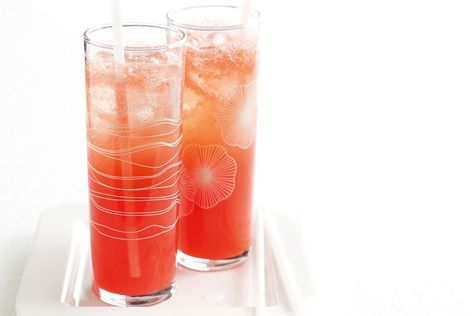 Rich in antioxidants, this drink makes a refreshing change if you're trying to cut back on your alcohol intake during the festive season. Watermelon Breeze, Summer Mocktail Recipes, Hiking Group, Smoothie Pops, Jamba Juice, Happy Hour Drinks, Eating Light, Watermelon Recipes, Mocktail Recipe