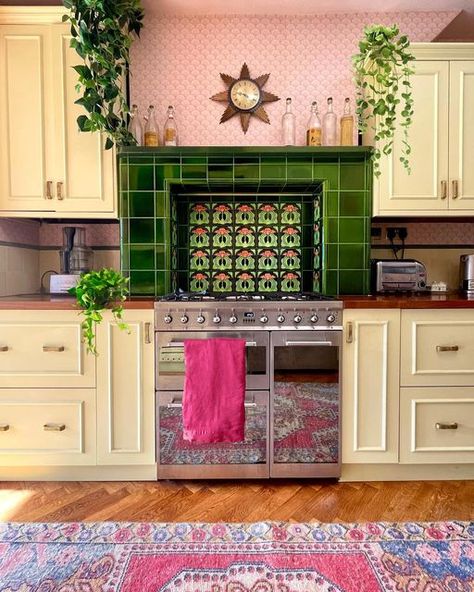 Green Maximalist Kitchen, Kitchen Interior Maximalist, Bathroom Remodel Maximalist, Maximalist Kitchen Design Vintage, Artsy House, 80s House Aesthetic Kitchen, Table Settings Ideas, Fireplace Tiles, Birthday Today