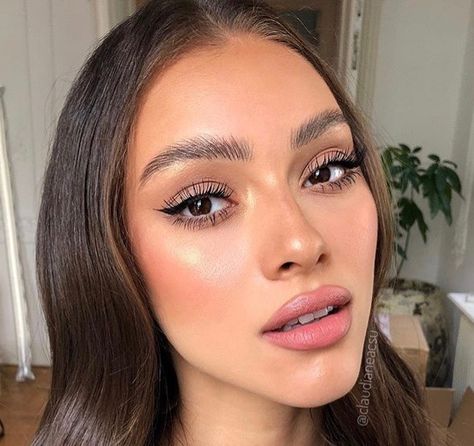 Neutrals cat eye makeup, tawny lips Soft Cat Eye Makeup, Cat Eye Eyeliner, Subtle Cat Eye, Bronze Makeup, Fresh Makeup, Disney Makeup, Cat Eye Makeup, Hairstyle Inspo, Nude Lip