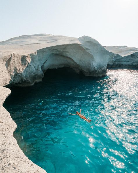 Sarakiniko Beach, Milos Greece, Greek Island Hopping, Rumble In The Jungle, Greece Travel Guide, Voyage Europe, White Beach, Destination Voyage, Greece Travel