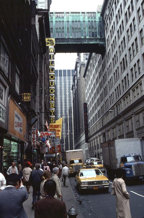 Nyc Nostalgia, 90s Cyberpunk, Retro Scenery, New York 80s, Backgrounds Photography, Lonely Man, New York City Pictures, Old New York, Vintage Nyc