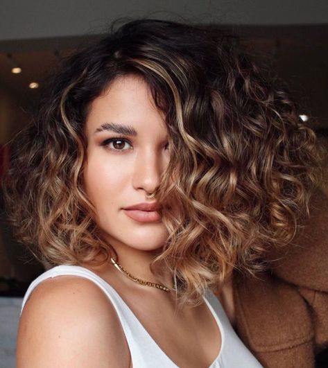 Curly Lob Haircut, Round Face Curly Hair, Cabello Aesthetic, Medium Curly Haircuts, Curly Lob, Balayage Blond, Copper Blonde, Fall Hair Cuts, Pixie Haircut For Thick Hair