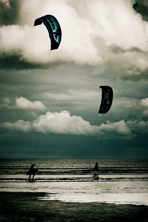 Kitesurfing Kite Surfing Photography, Surfing Uk, Wind Surfing Photography, Kiteboarding Kitesurfing, Gopro Surfing, Sup Surf, X Games, Surf Lesson, Burton Snowboards