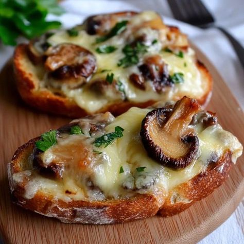 Mushroom Bruschetta, Crispy Bread, New Year's Eve Appetizers, Mushroom Toast, Elegant Appetizers, Peanut Butter Oatmeal Cookies, Rustic Bread, Simple Sandwiches, Gooey Cheese