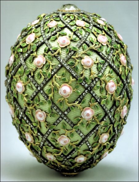 (Tillander-Godenhielm, Fabergén suomalaiset mestarit, 2011, 131) Fabrege Eggs, Rose Trellis, Tsar Nicholas, Miniature Portraits, Faberge Eggs, Imperial Russia, Egg Art, Lausanne, Pink Enamel