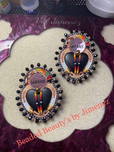 Indigenous Beadwork, Powwow Outfits, Indian Beadwork, Beautiful Beaded Earring, Bead Tips, Beadwork Designs, Beaded Earrings Tutorials, Beaded Jewlery, Earring Tutorial