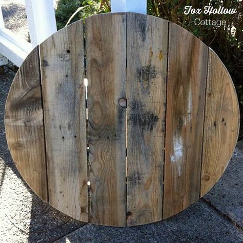 Pallet Wood into a Round Circle - front view Pallet Wall Clock, Large Tree Rounds Crafts Wood Slices, Round Pallet Table, Pallet Wood Clock Diy, Round Pallet Coffee Table, Woodn Circle Table, Pallet Clock, Woodworking Joinery, Farmhouse Decorating