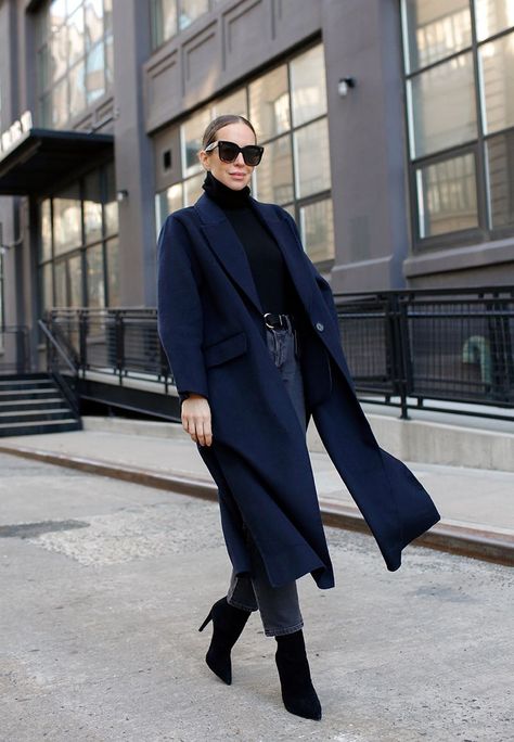 Navy & Black fashion Blue Coat Street Style, Navy Black Outfit, Navy Blue Coat Outfit, Navy Coat Outfit, Oversized Coat Outfit, Blue Coat Outfit, Black Capsule Wardrobe, Black Coat Outfit, Black Outfit Ideas