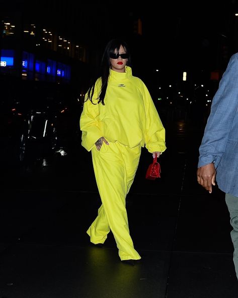 Rihanna Balenciaga, Nyc Fashion Aesthetic, Influencer Photography, Rihanna Street Style, Rihanna Style, Ootd Outfits, Red Carpets, Nyc Fashion, Fashion Aesthetic