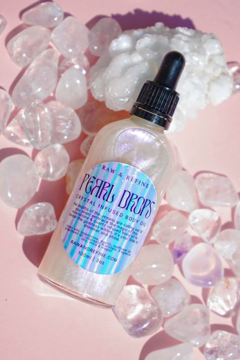 Treat yourself to an out-of-this-world body glow with our Pearl Drops Body Oil! Infused with moonstone and clear quartz, this pearl-colored, shimmering siren of a body oil will have you feeling hydrated and hypnotic 🌙🤩 CRYSTAL The depths of the oceans are calling out to you siren! embrace the magic of this moonstone & quartz infused body oil to reveal the goddess within. it's your time to shimmer and shine. SCENT Our Pearl Drops Body Oil deliciously envelops you in a refreshing watermelon scen Body Oil Packaging, Infused Body Oil, Shimmer Oil, Homemade Body Butter, Shimmer Body Oil, Body Glow, Pretty Life, Essential Oil Benefits, Top Skin Care Products