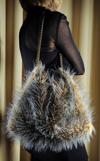 ♡ M E L I A L E A Fluffy Bag, Fur Purse, Fur Handbags, Fabulous Furs, Chanel Tote, Fur Bag, Creation Couture, Fake Fur, Burberry Handbags