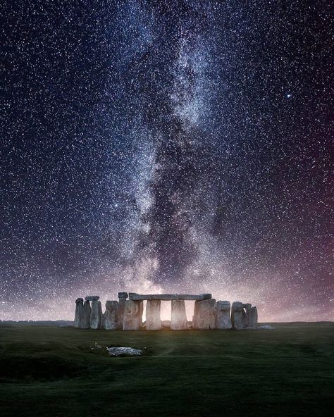 World famous Stonehenge in Britain ❤️ • • • • • The place covered in mystery 😍 ❤️ #pepslifestyle #nature #love #photooftheday #followme #earth #planet #travel #beauty #amazing #photography #bestoftheday #sky #visit #UK #britain #stonehenge Cer Nocturn, Milky Way Photography, Night Sky Photography, Milky Way Galaxy, Yosemite Valley, The Night Sky, Stonehenge, Sky Photography, Milky Way