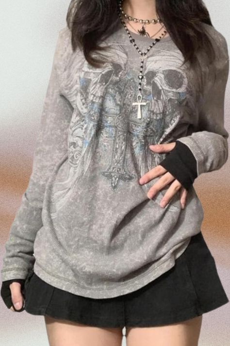 Round neck, letter print, long sleeve, drop shoulder, oversized tees, pullovers, fashionable. #amazon #amazonfinds #amazonbestsellers #tee #top #shirt #roundneck #longsleeve #graphicprint #dropshoulder #oversized #gothic #y2k #skull #cross #grey Grunge Long Sleeve, Shirt With Chains, Punk Style Outfits, Casual Halloween, Goth Outfit, Y2k Long Sleeve, Gothic Tops, Grunge Streetwear, Skeleton Print