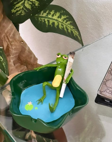 Cute Ash Tray Clay, Frog Ashtray Clay, Cute Ashtray Ideas, Ashtrays Aesthetic, Tiny Clay Things Easy, Ceramic Ashtray Aesthetic, Clay Crafts Decor, Air Dry Clay Ideas Ashtray, Asbak Aesthetic