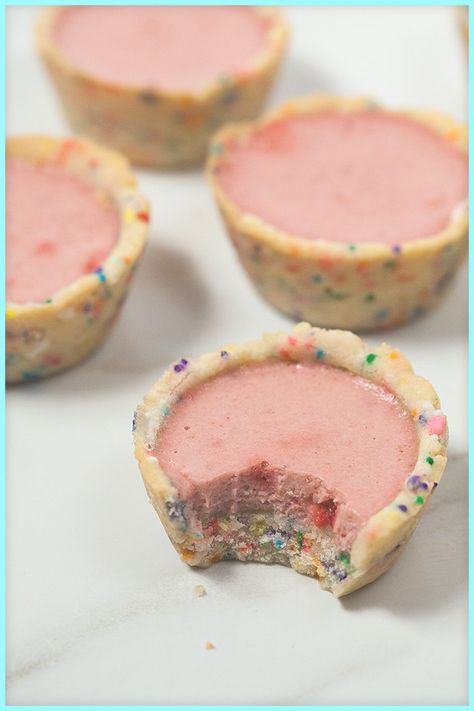 Funfetti Cookie Cups filled with Strawberry Milkshake Panna Cotta Cookie Cups Recipe, Funfetti Cookies, Filled Cookies, Strawberry Milkshake, Cookie Cups, Baking Sweets, Mini Desserts, Sweets Treats, Just Desserts