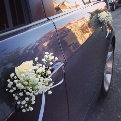 Wedding Car Deco Simple, Wedding Car Flowers, Car Bouquet, Wedding Car Ribbon, Wedding Car Deco, Decoration With Flowers, Bride To Be Decorations, Wedding Getaway Car, Car Mirror Decorations