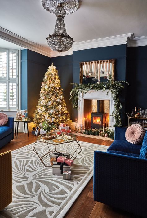 Modern Jul, Christmas Decor Trends, Navy Living Rooms, Victorian Renovation, Victorian Living Room, Dark Living Rooms, Blue Living Room Decor, Cosy Living Room, Christmas Living Rooms