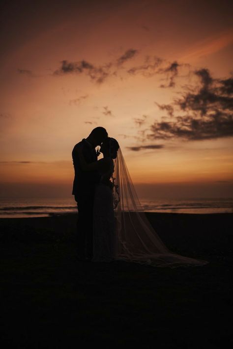 Wedding Silhouette Photography, Wedding Pictures On Beach, Beach Wedding Aesthetic Sunset, Couple Silhouette Photography, Wedding Pics Aesthetic, Wedding Silhouette Couple, Wedding Aesthetic Beach, Couples Embracing, Couple Halal