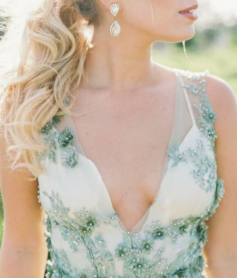 emerald wedding dress with v-neck Color Wedding Dresses, Colored Wedding Gowns, Green Wedding Dresses, Western Wedding Dresses, Autumn Bride, Green Gown, V Neck Wedding Dress, Color Wedding, Summer Wedding Dress