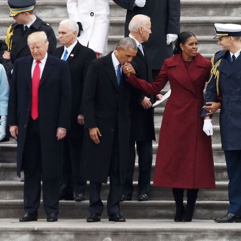 Obama Family Pictures, Barak And Michelle Obama, Presidents Wives, Michelle Obama Fashion, Michelle And Barack Obama, Presidential Inauguration, Inauguration Ceremony, Black Presidents, Barack And Michelle