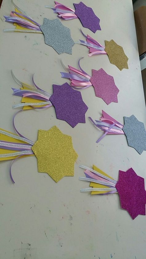 Paper Batch Ideas, Result Day Decoration Ideas In School, Paper Badges Ideas, Annual Result Day Decoration In School, Kindergarten Drawing, Diy Graduation Gifts, School Kids Crafts, School Board Decoration, Art & Craft Kit