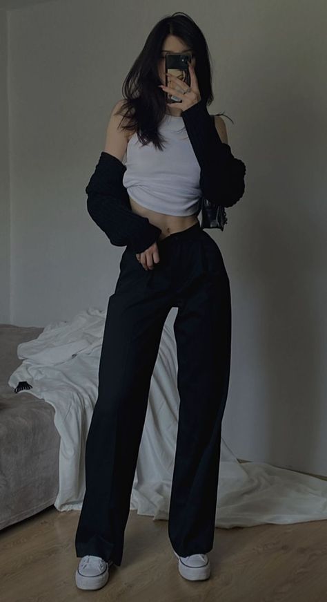 Dress Pants Aesthetic Outfit, Pretty Outfits Pants, Formal Pants Outfit Aesthetic, Outfit Ideas For Skinnies Girl, How To Style Black Formal Pants, Outfit Ideas Long Pants, Black College Outfits, Formal Dress Pants Outfit, Outfit For Skinnies Girl