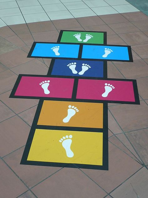 Preschool Hopscotch Ideas, Kids Challenges Activities, Gross Motor Activities For Preschoolers, Kaba Motor Becerileri, Hopscotch Game, Aktiviti Prasekolah, Aktiviti Tadika, Middle Childhood, Kids Obstacle Course