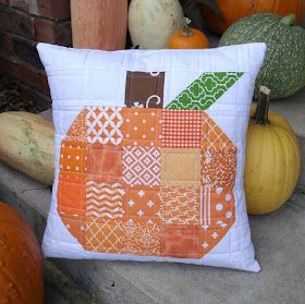 Scrappy patchwork pumpkin quilted pillow Hexagon Pillow, Patchwork Pumpkin, Sew Blankets, Inspirational Quilts, Scrappy Patchwork, Quilted Pillows, Quilting Methods, Fall Sewing Projects, Quilted Pillow Covers