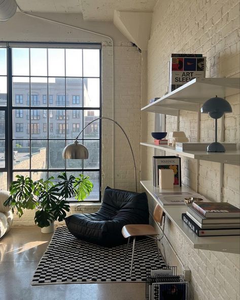 Nyc Apartment Bedroom Decor, Lots Of Windows, Dream Apartment Decor, Flat Interior, Casa Vintage, Apartment Decor Inspiration, Loft Apartment, Dream House Interior, House Room