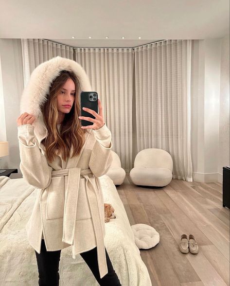 Cream Fur Jacket Outfit, Fur Jacket Outfit, Beautiful Style, Cream Recipes, Winter Clothes, Faux Fur Coat, Fur Collar, Fur Collars, Fur Jacket