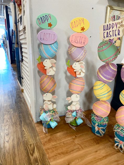 Easter Office Decorations Ideas, Ester Decoration Ideas, Easter Playhouse Decor, Easter Vase With Peeps, Easter Decorations Wreaths & Garlands, Easter Topiary, Easter Craft Projects, Creative Easter Eggs, Easter Backdrops