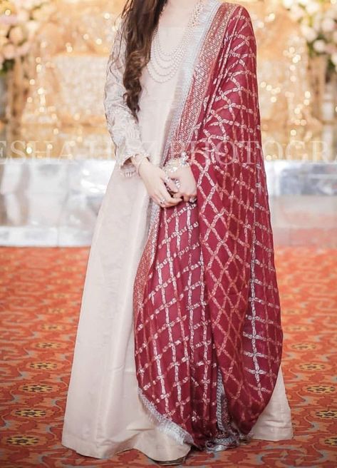 New Stylish Dress Design, New Stylish Dress, Dress Designs For Girls, Shadi Dresses, Pakistani Formal Dresses, Bridal Dresses Pakistan, Pakistani Wedding Outfits, Crochet Cable, Pakistani Dresses Casual