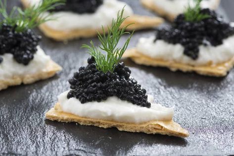 Caviar and Crackers Caviar Canapes, Caviar Appetizers, Most Expensive Food, Salmon Caviar, Food Project, Clay Food, Black Caviar, Daily Meals, Truffles