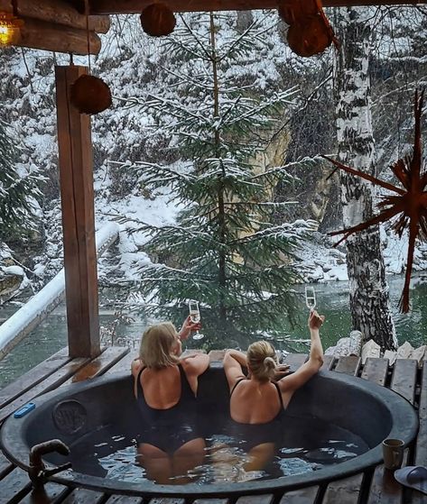 Hot Tub Cabin Photoshoot, Cabin Hot Tub Aesthetic, Aspen Photo Shoot, Winter Hot Tub Pictures, Cute Hot Tub Pictures, Hot Tub Snow, Hot Tub Aesthetic, Ski Trip Aesthetic, Cabin Hot Tub