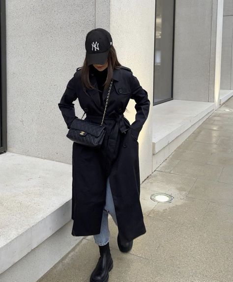 Black Coat And Sneakers Outfit, Black Trench Coat Outfit Street Styles, Trench Noir Outfit, Long Black Trench Coat Outfit, Black Trench Coat Outfit Winter, Black Trench Coat Outfit Casual, Black Cap Outfit, Long Black Coat Outfit, Nyc Travel Outfit