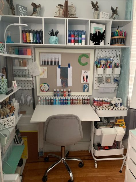 Small space Craft/Art Organization Studio Idea Diy Corner Craft Table, Organized Art Desk, Small Art Room Organization, Small Art Desk Ideas, Art Supplies Storage Closet, Aesthetic Art Studio Ideas, Art Space Setup, Art Studios At Home Small Spaces, Home Art Desk