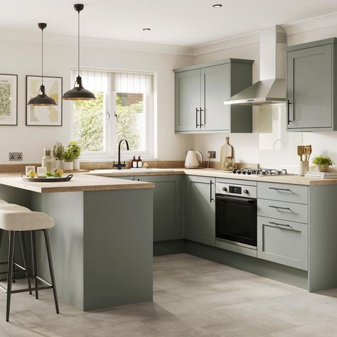 Witney Reed Green Reed Green Kitchens, Reed Green Kitchen, Matt Green Kitchen, Alpine Kitchen, Howdens Kitchen, Green Kitchen Ideas, Traditional Kitchen Designs, Green Kitchens, Green Kitchen Island