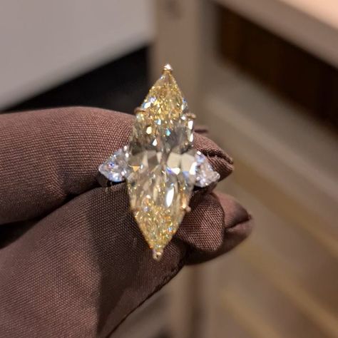 Yellow Marquise Diamond Ring, Bacarat Rouge, Expensive Jewelry Luxury, Sweet Jewelry, Future Engagement Rings, Fancy Jewellery Designs, Marquise Ring, Unique Diamond Rings, Jewelry Accessories Ideas