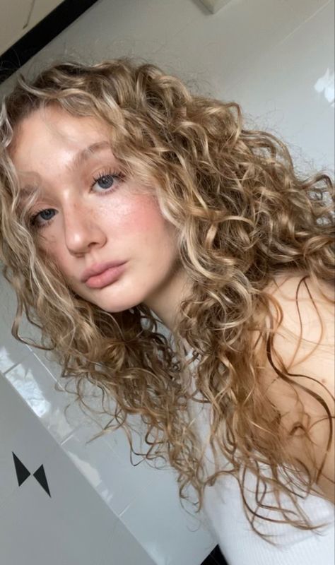 Blond Curly Hair, Curled Blonde Hair, Inspo Hair, Curly Hair Photos, Blonde Curly Hair, Colored Curly Hair, Honey Blonde Hair, Haircuts For Wavy Hair, Dark Blonde Hair