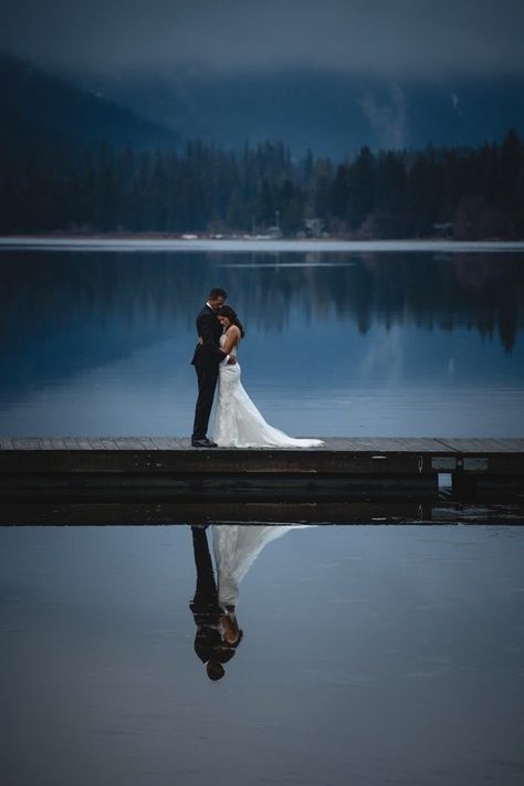 Breathtakingly romantic wedding portrait with epid water reflection | Image by Logan Swayze Photography   #weddingphoto #weddingportrait #coupleportrait #bride #groom #photography #weddingphotography #weddingphotographer #photography #weddingpic #weddingpicture #photographer Wedding Water Photoshoot, Evening Wedding Pictures, Wedding Photos By Water, Water Wedding Photos, Wedding By The Water, Photo Water, Wedding Water, Amazing Wedding Photos, Groom Photography